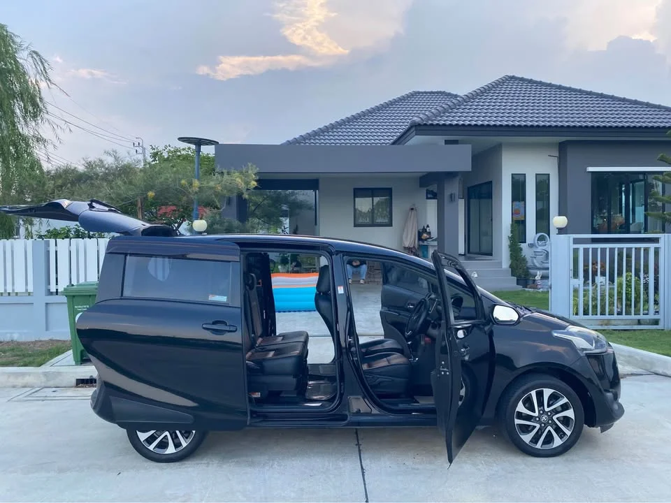 2017 Toyota Sienta II 2