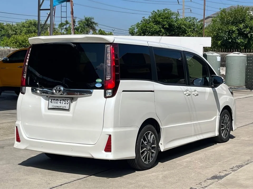 2014 Toyota Voxy III 2