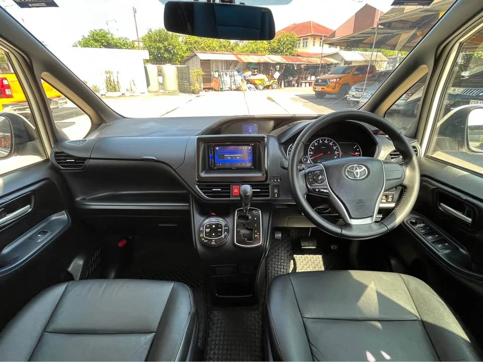 2014 Toyota Voxy III 3