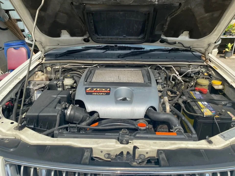 2012 Isuzu MU-7 3