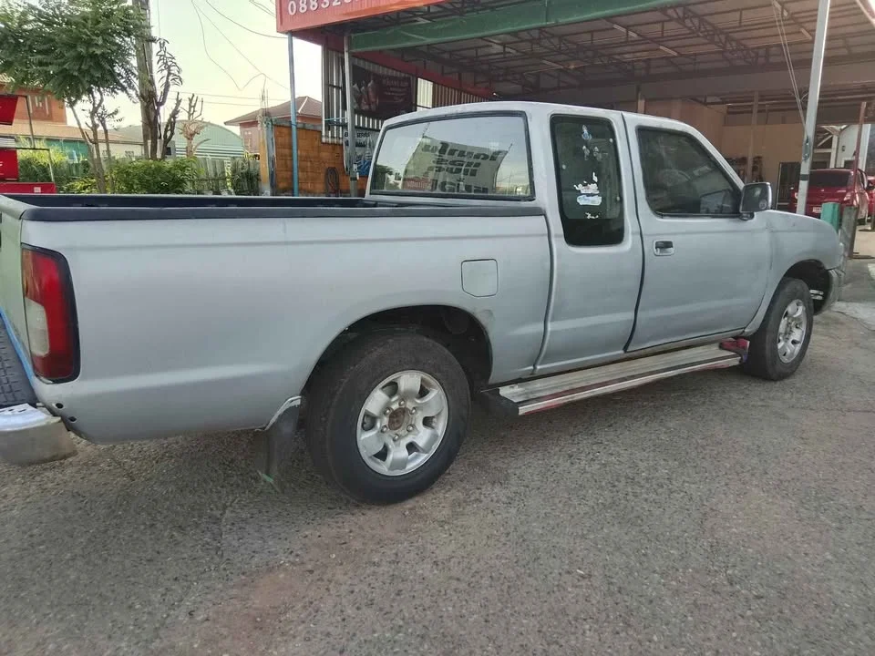 2000 Nissan Frontier I 2
