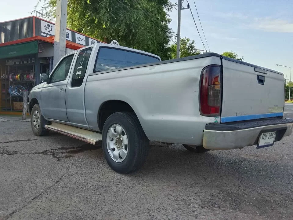 2000 Nissan Frontier I 3