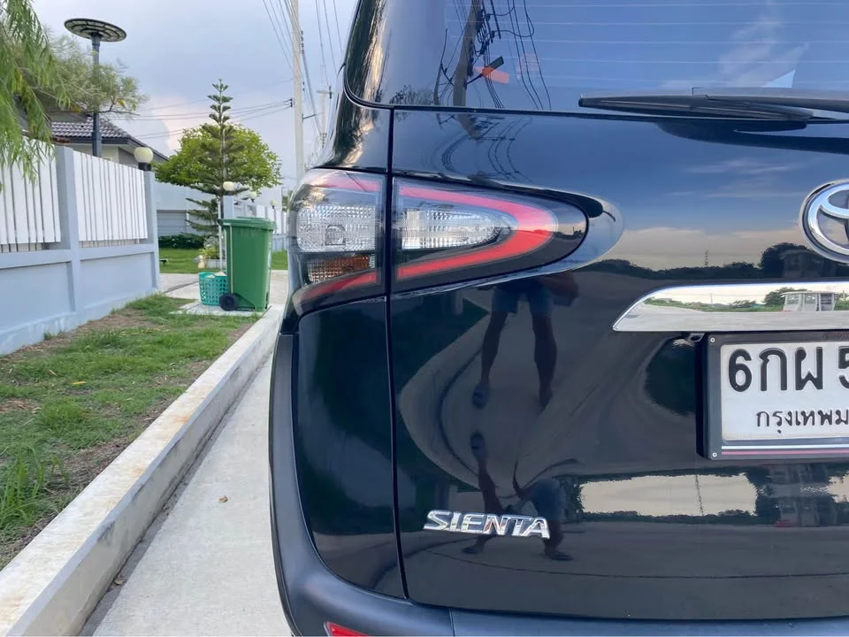 2017 Toyota Sienta II 2