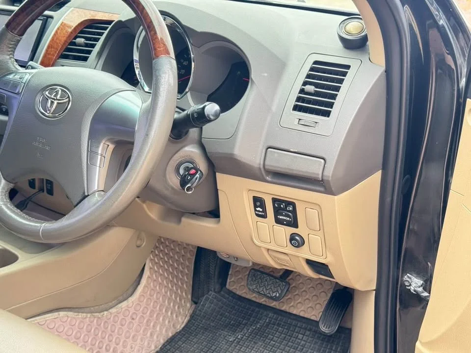 2010 Toyota Fortuner I 3