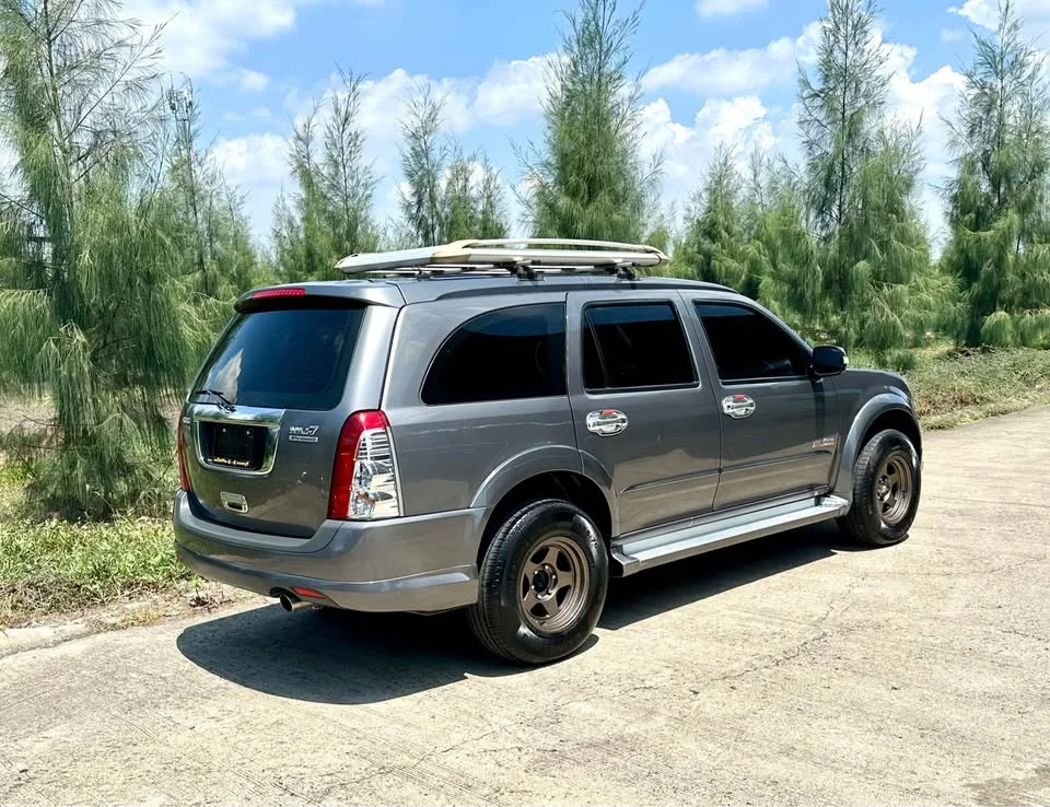 2010 Isuzu MU-7 3