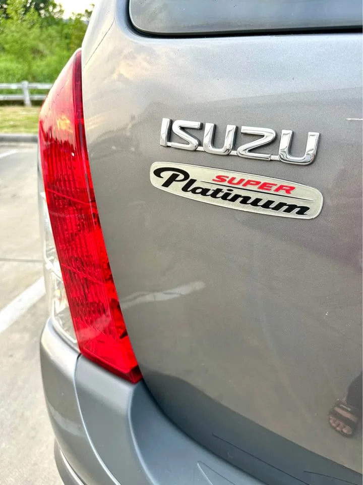 2010 Isuzu MU-7 2