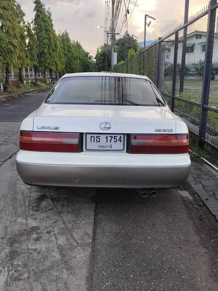 1997 Lexus ES II 2