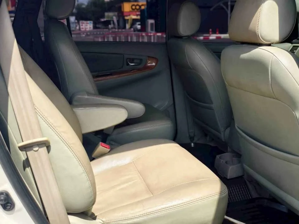 2010 Toyota Innova I 2