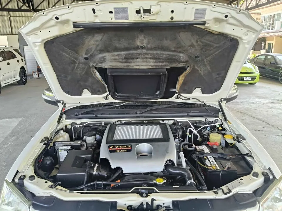2010 Isuzu MU-7 3