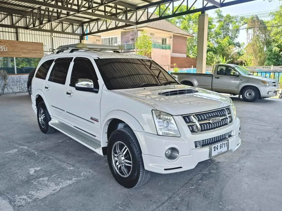 2010 Isuzu MU-7 2