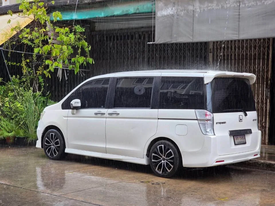 2012 Honda Stepwgn IV 2
