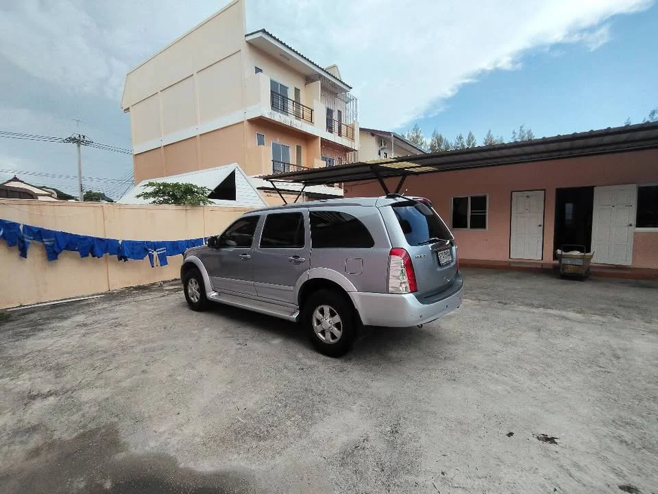 2005 Isuzu MU-7 3