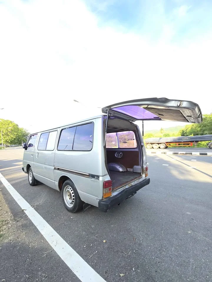 1991 Toyota Commuter III 2