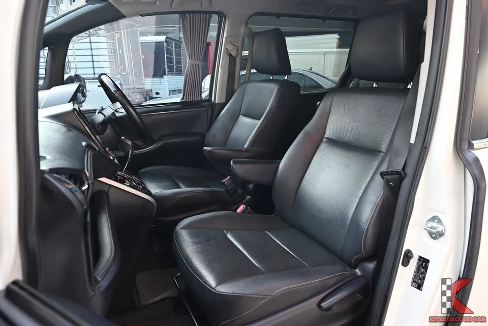 2015 Toyota Voxy III 3