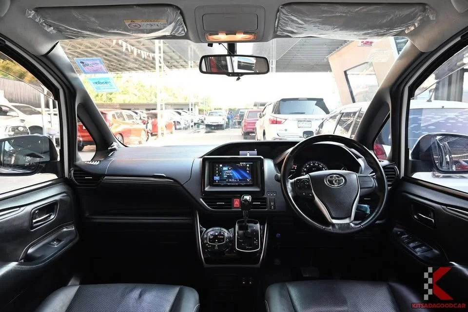 2015 Toyota Voxy III 2