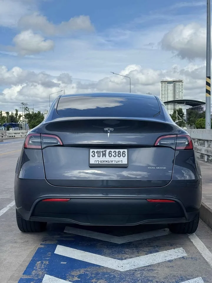 2023 Tesla Model Y 2