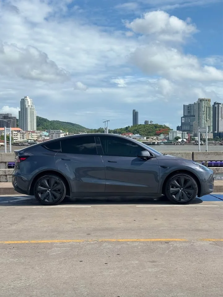 2023 Tesla Model Y 2
