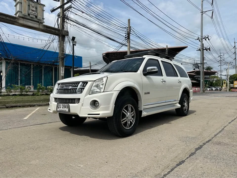 2010 Isuzu MU-7 2