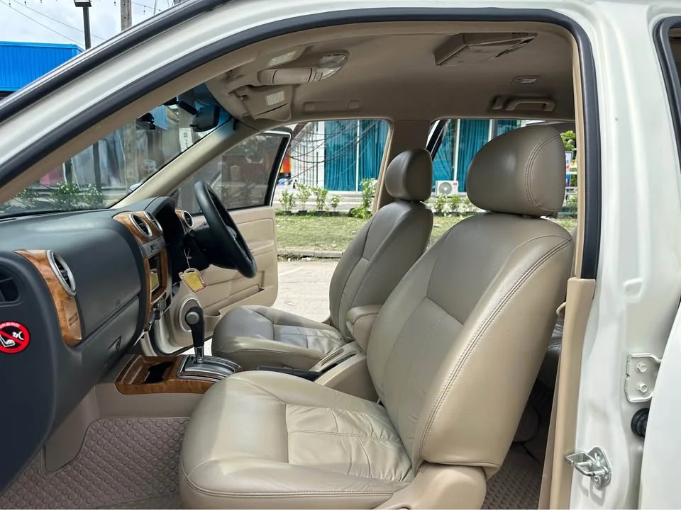 2010 Isuzu MU-7 3