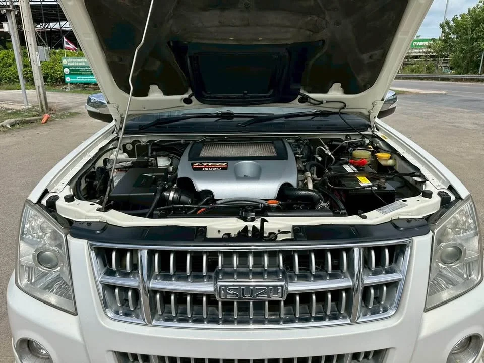 2010 Isuzu MU-7 2