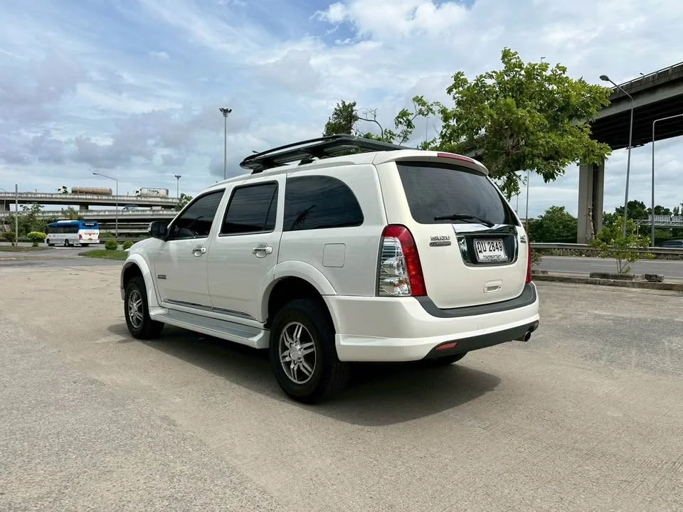 2010 Isuzu MU-7 3