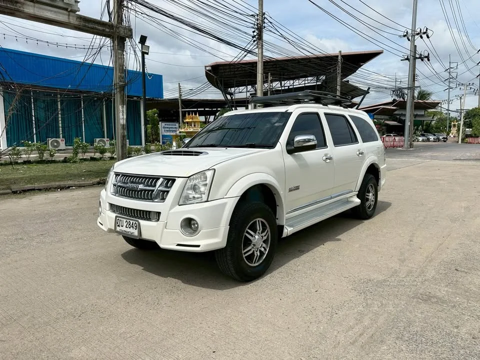 2010 Isuzu MU-7 3