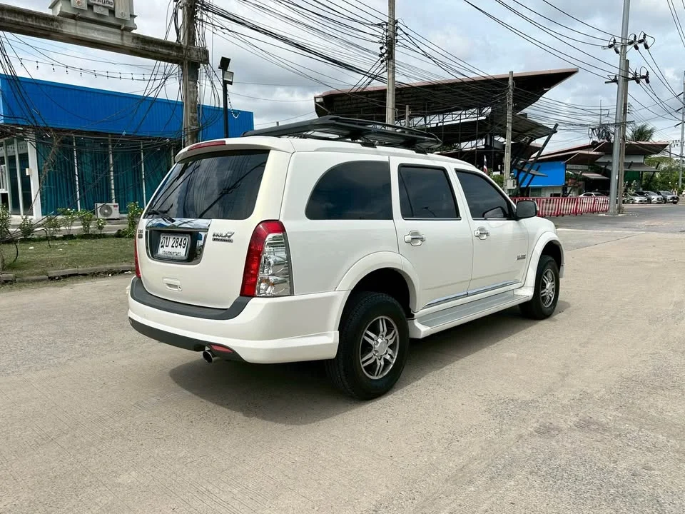 2010 Isuzu MU-7 2