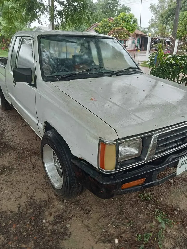 1990 Mitsubishi Triton II 2
