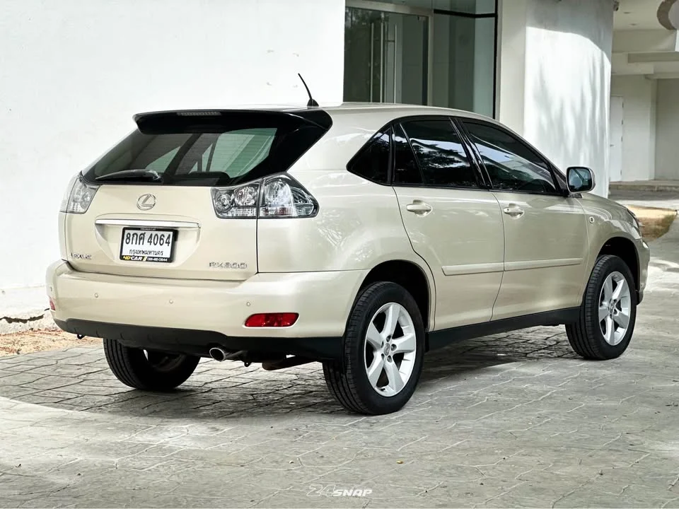 2004 Toyota Harrier II 2