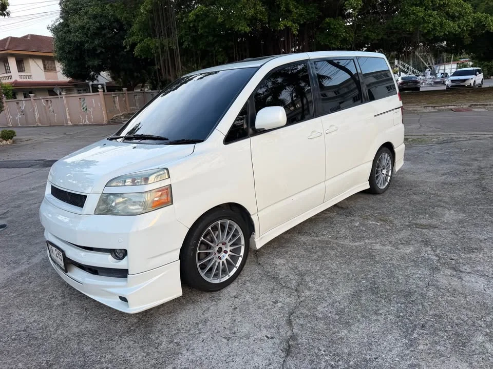2003 Toyota Voxy I 3