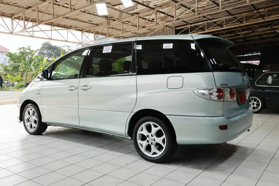 2005 Toyota Estima II 2
