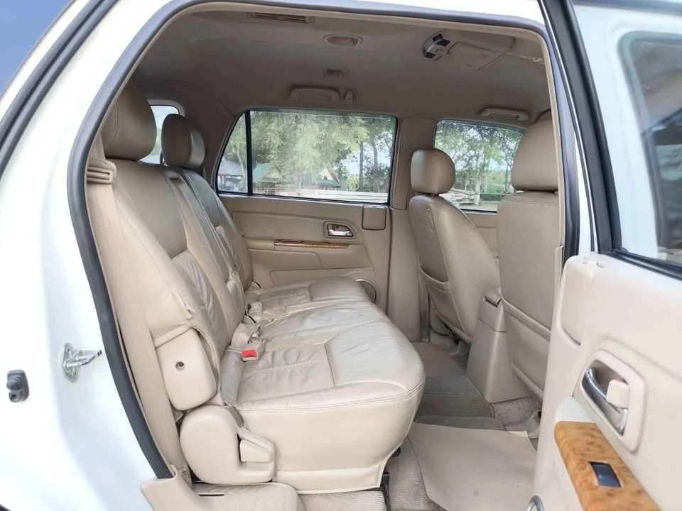 2011 Isuzu MU-7 3