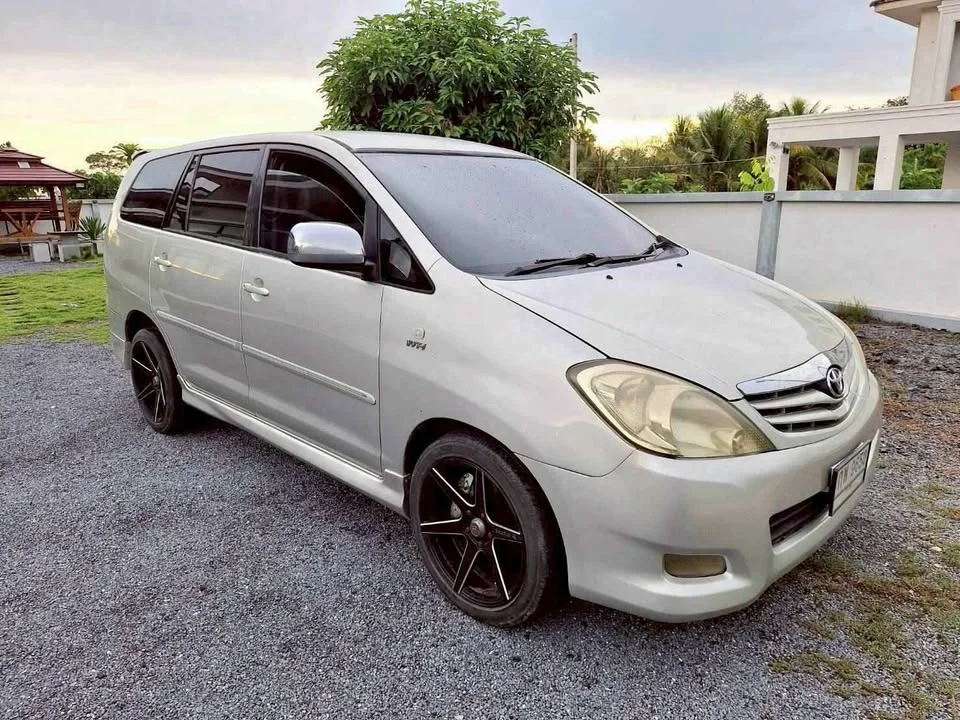 2011 Toyota Innova I 2