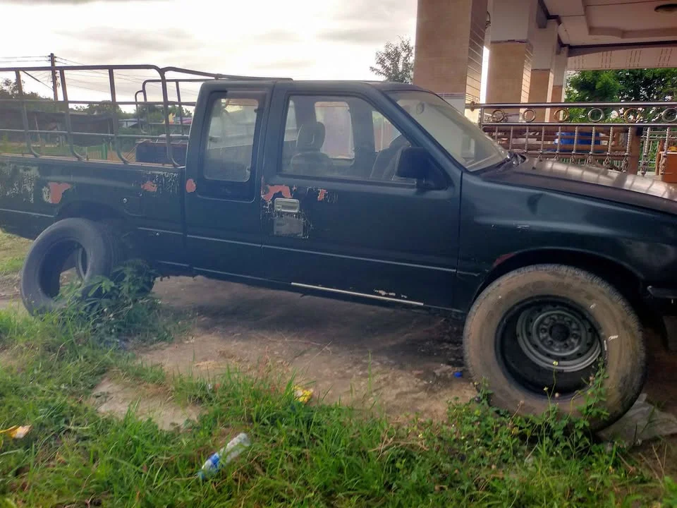 1996 Isuzu TFR III 2