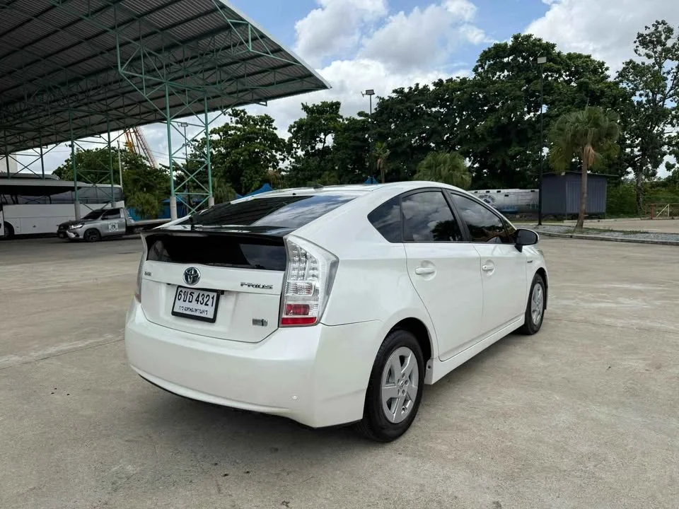 2011 Toyota Prius III 2