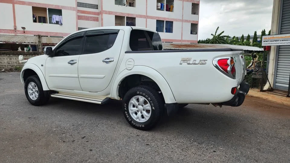 2014 Mitsubishi Triton IV 2