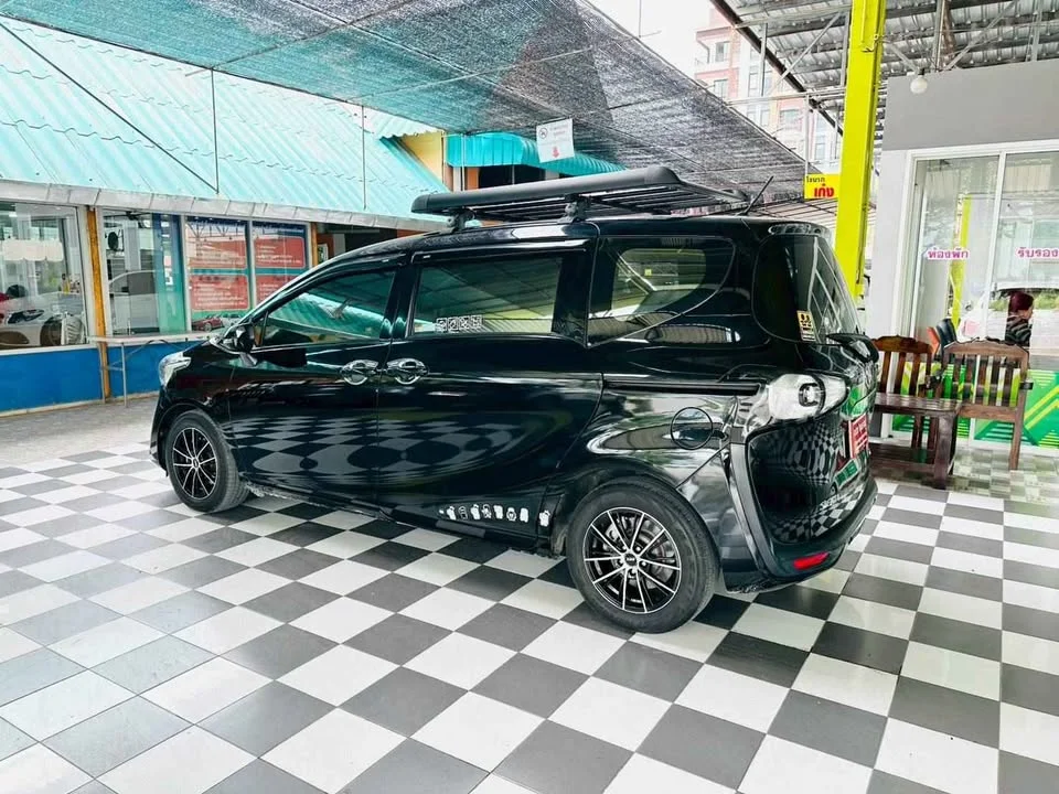 2017 Toyota Sienta II 3