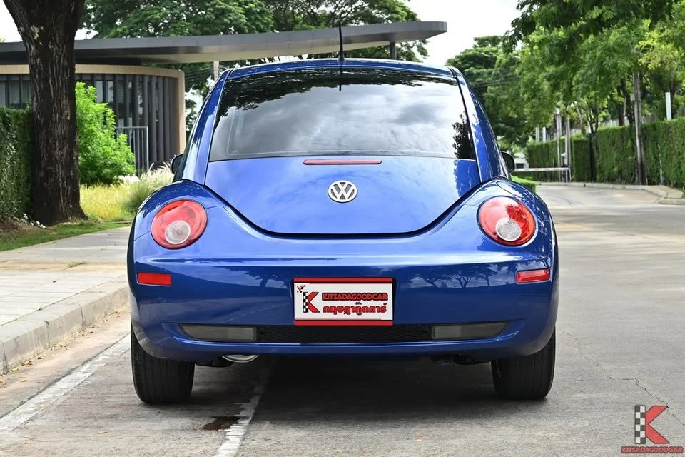 2011 Volkswagen New Beetle 2