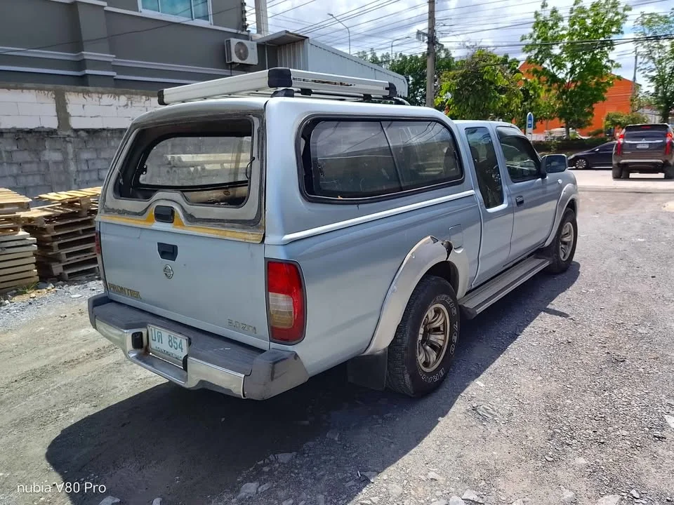 2002 Nissan Frontier I 3
