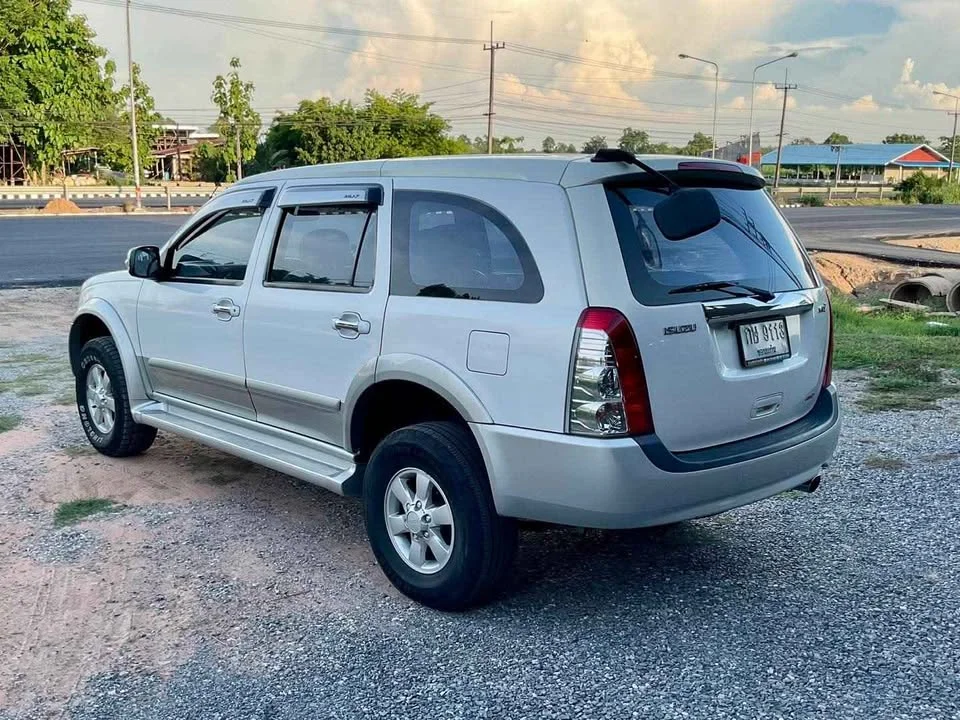 2005 Isuzu MU-7 2