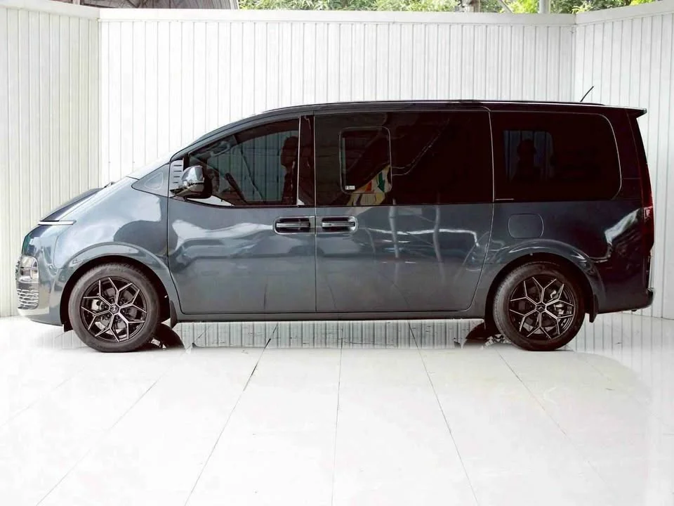 2023 Hyundai Staria US4 3