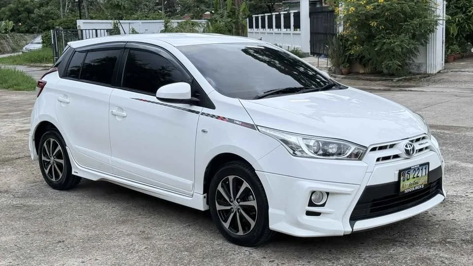 2015 Toyota Yaris III 2