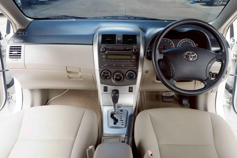2010 Toyota Corolla Altis X (E140) 3