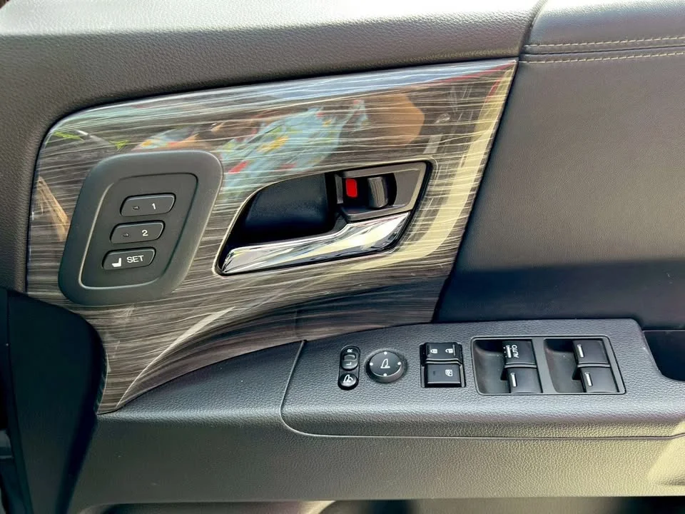 2014 Honda Odyssey V 2