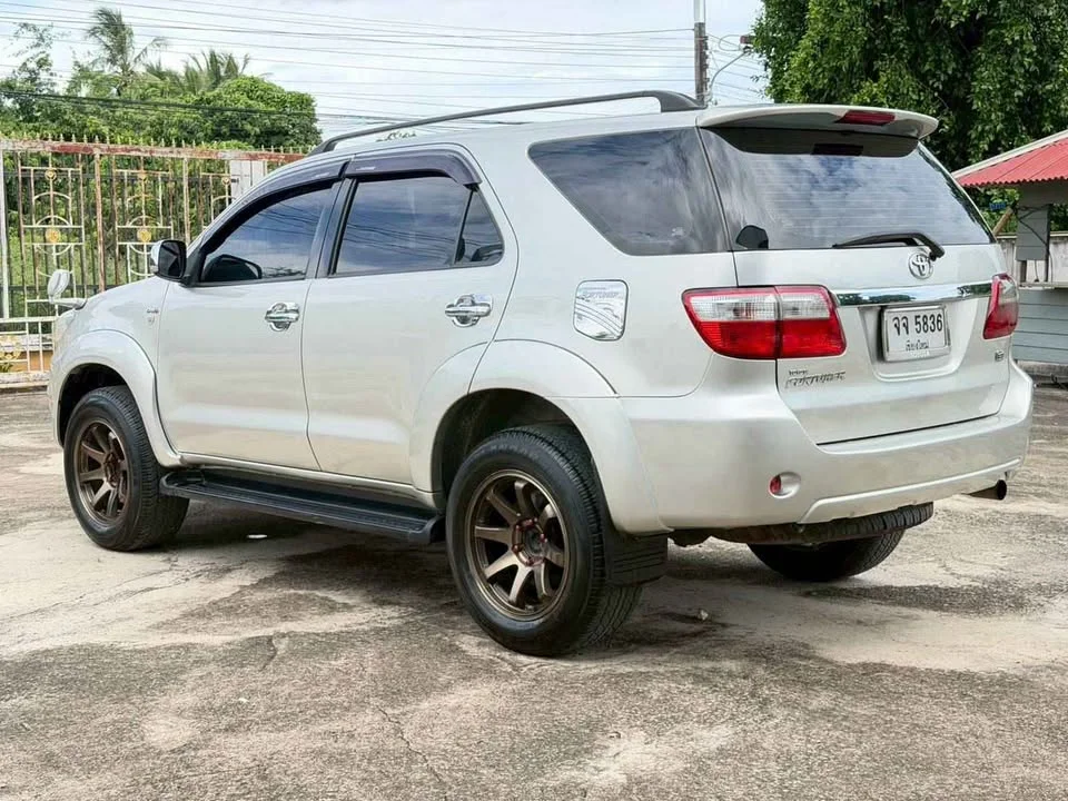 2010 Toyota Fortuner I 3