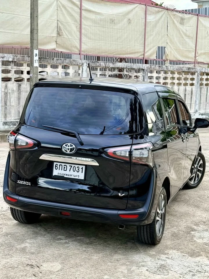 2017 Toyota Sienta II 3