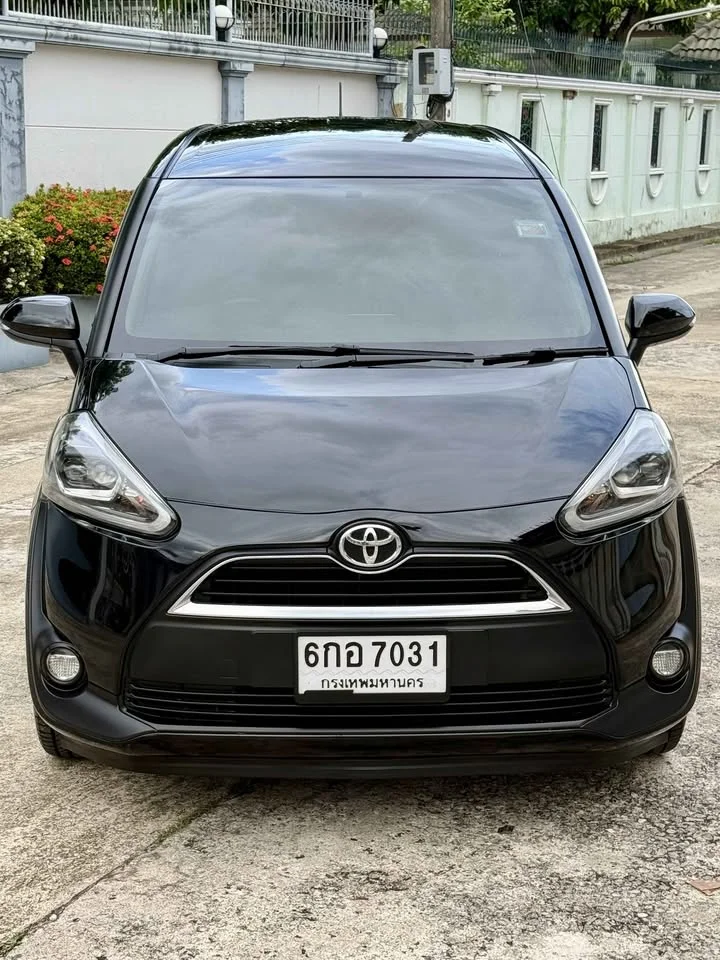 2017 Toyota Sienta II 2
