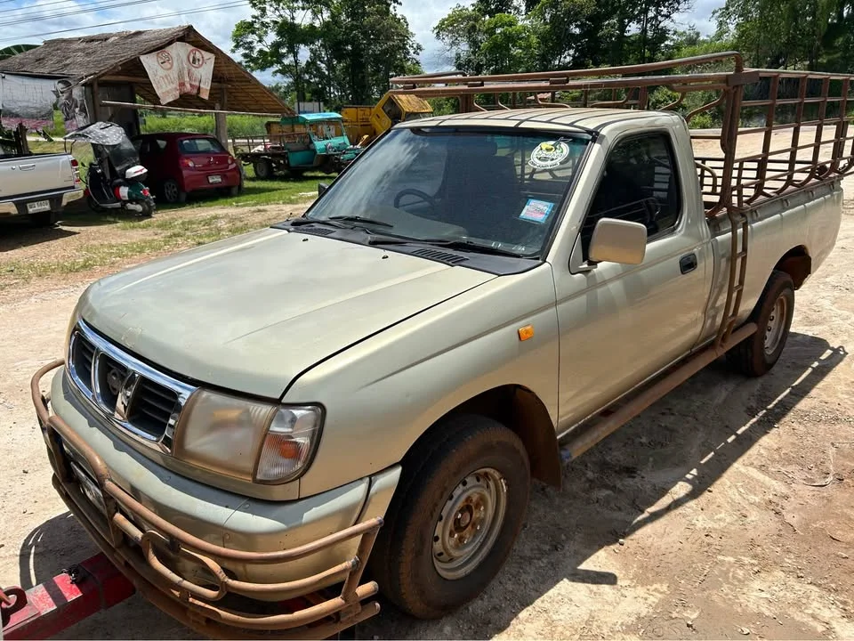 2004 Nissan Frontier I 3