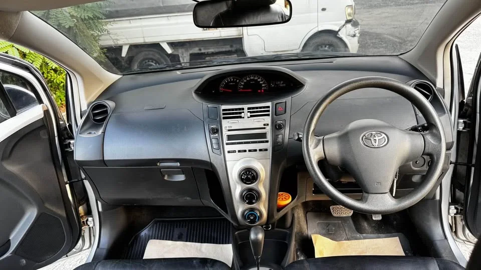 2011 Toyota Yaris II 2