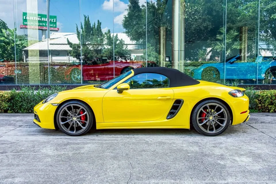 2017 Porsche 718 Boxster and Cayman IV 3